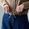 裾部分はひもで調整可能なので丈感のイメージを変えることも可能