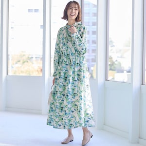―デザイン・スタイリング―・水彩画のような華やかなオリジナルフラワープリント・落ち着いた色調で上品な印象に・ウエスト部分にゴムが入っていて、自然とギャザーが寄ることで体のラインをさりげなくカバー―素材