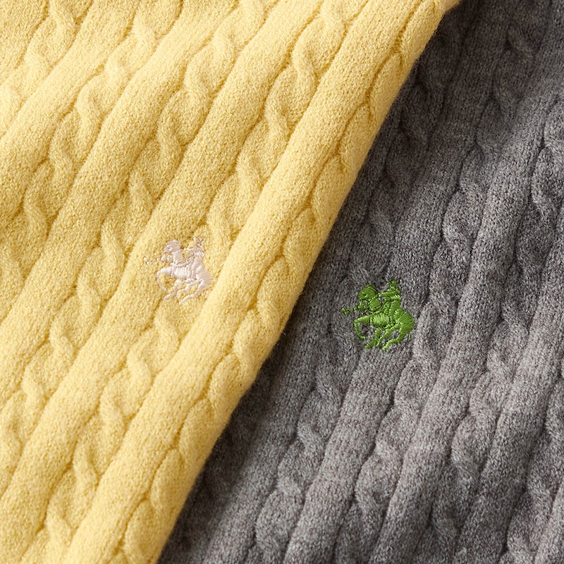 左胸のブランド刺繍がさりげないアクセントに