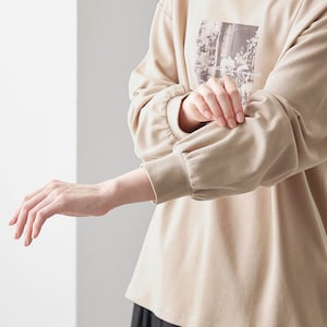 首元や袖口はストレッチフライス素材で切替え