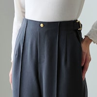 スラリと脚長効果が期待できるピンタック