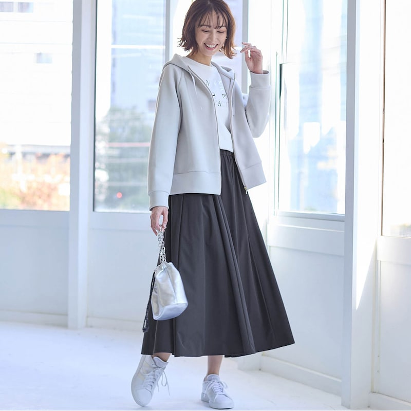 モデル身長169cm／M ※写真は撮影用のため総丈+6cmになります。