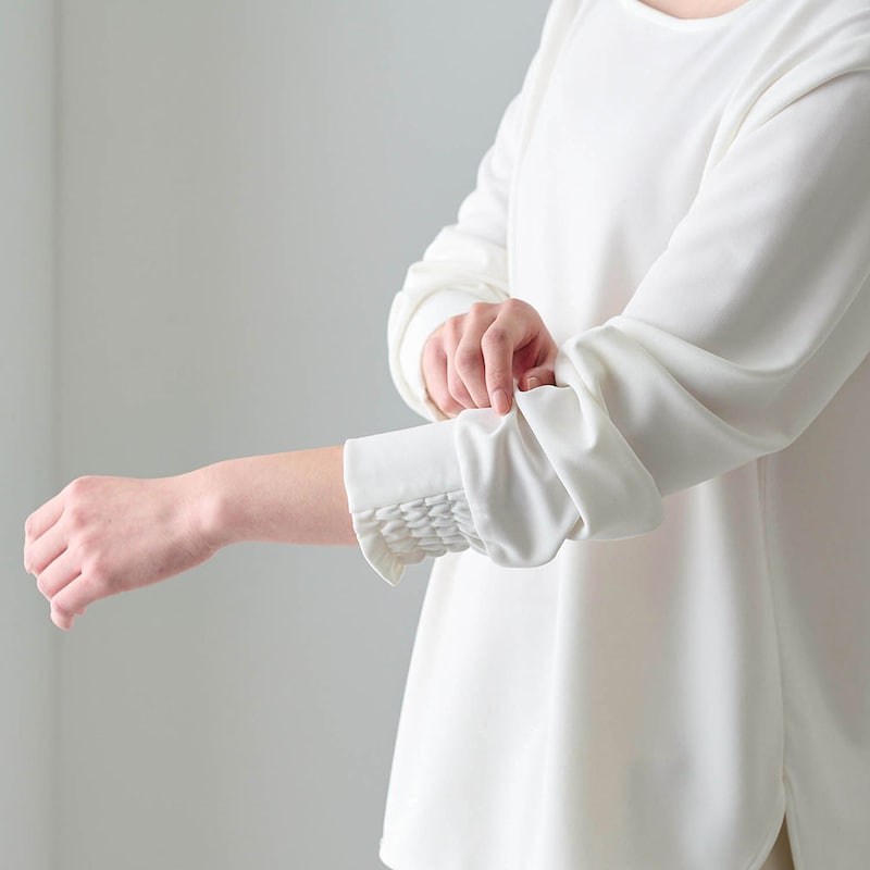 袖裏はシャーリング仕様で腕まくりしやすい