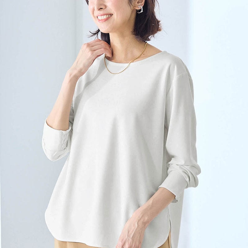 モデル身長169cm／M　オフホワイト／クルー