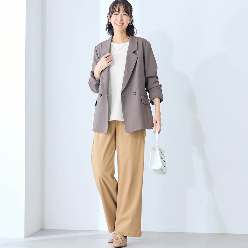 モデル身長169cm／M　オフホワイト／クルー