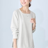 モデル身長167cm／M　オフホワイト／スクエア