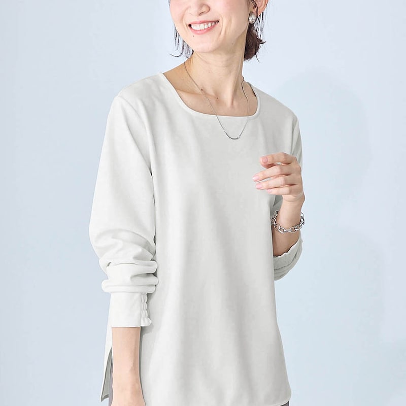 モデル身長167cm／M　オフホワイト／スクエア