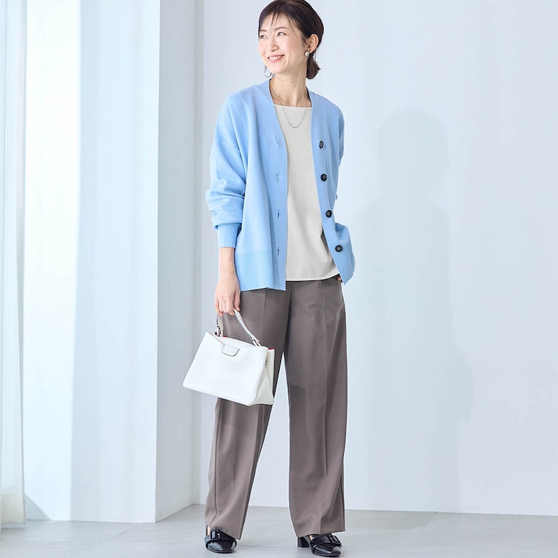 モデル身長167cm／M　オフホワイト／スクエア