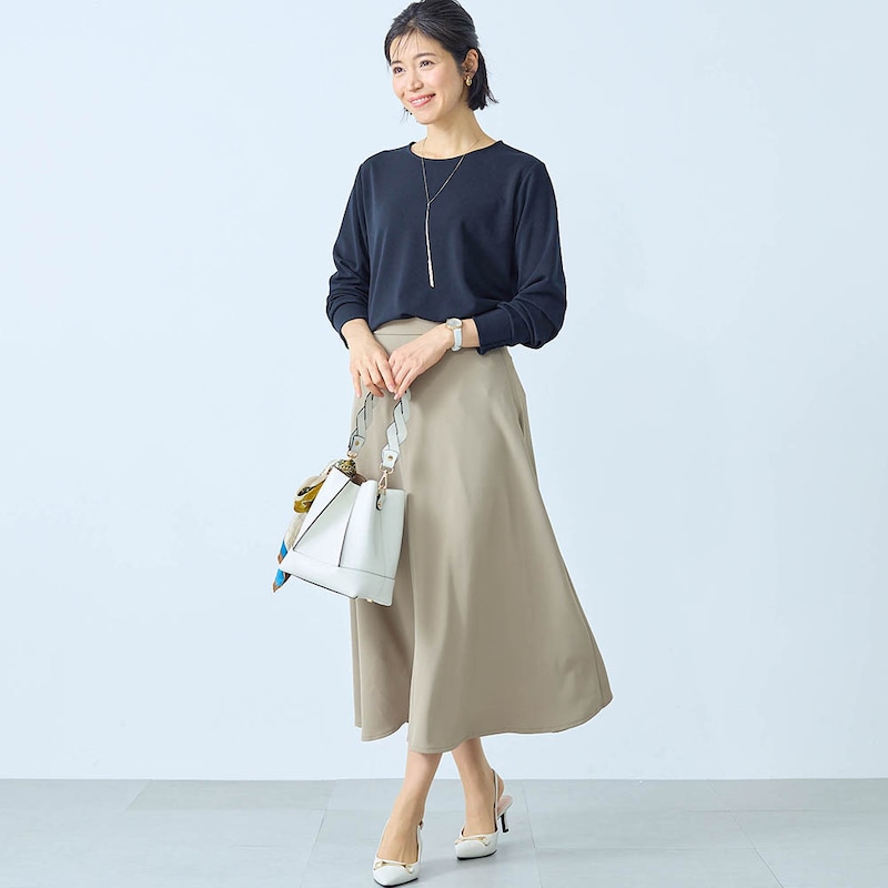 モデル身長168cm／M　ネイビー／クルー