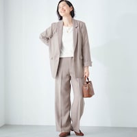 モデル身長168cm／M　オフホワイト／スクエア