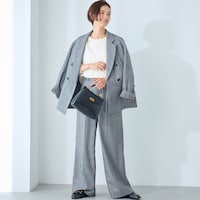 モデル身長168cm／M　オフホワイト／クルー