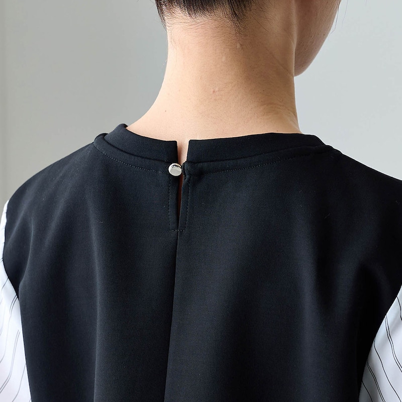 後ろはボタン開きで抜け感をプラス