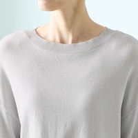 襟や袖などのリブ使いがアクセントに