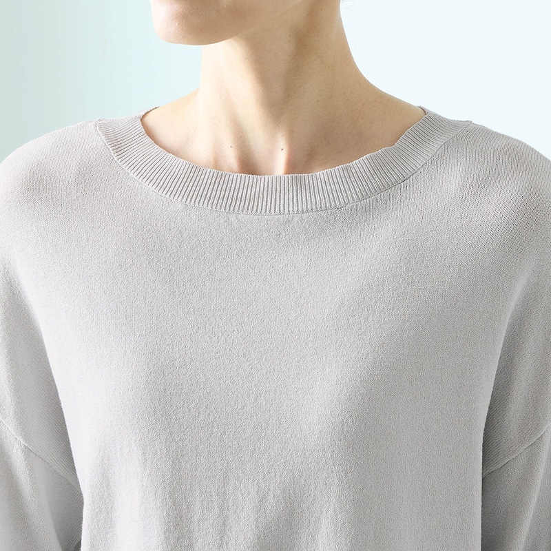 襟や袖などのリブ使いがアクセントに