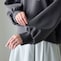 袖口にギャザーを入れ、女性らしいシルエットに