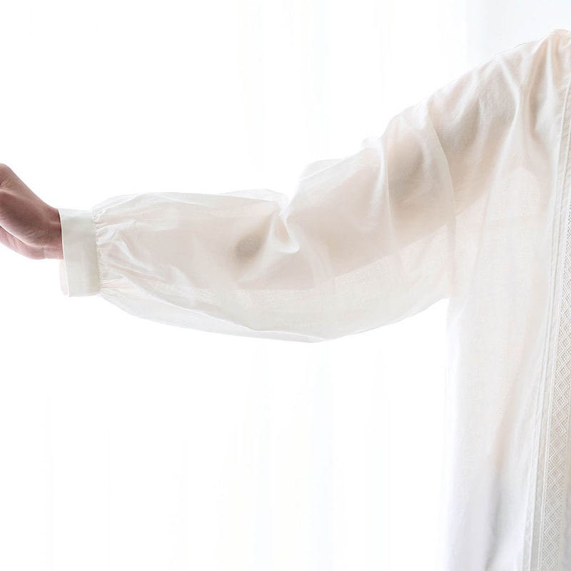 ほんのり透け感のある素材とふんわりとした袖デザインが女性らしい