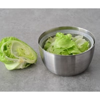 レタスなら半分強を1度に洗浄～水切りすることが可能です。