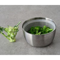ブロッコリーなら、可食部＋茎部分を入れても1株分を1度に洗浄～茹でた後に水切りすることが可能です。