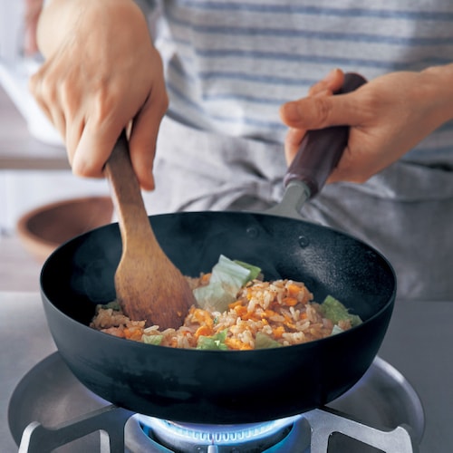 サッと調理できる焼く・煮る・炒める深型鉄フライパン[日本製] 【IH/ガス火対応】