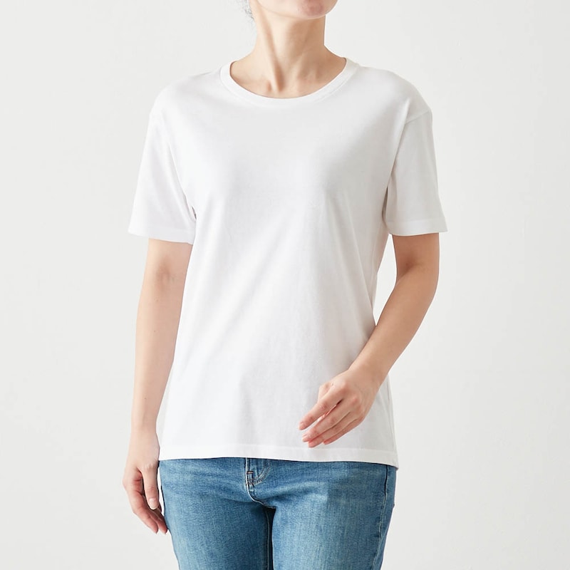 つるんとしたシンプルなデザインでトップスにひびきにくい