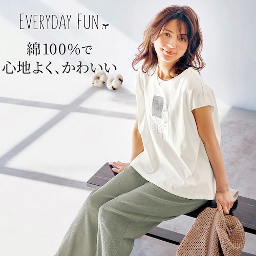 ゆったりきれいシルエットのコットンプリントTシャツ