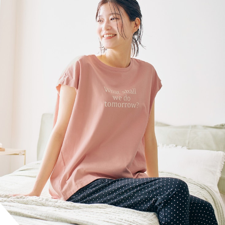 ゆったりきれいシルエットのコットンプリントTシャツ