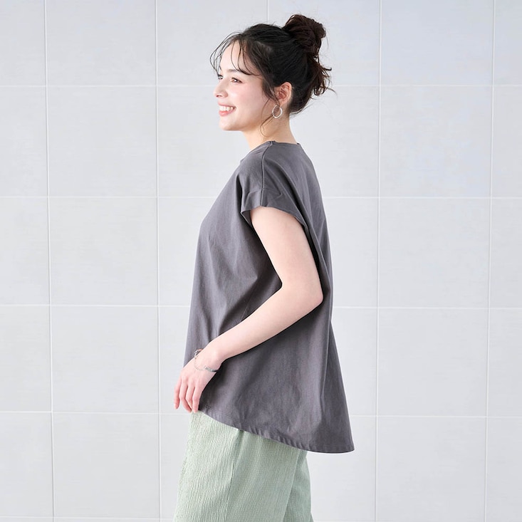 ゆったりきれいシルエットのコットンプリントTシャツ