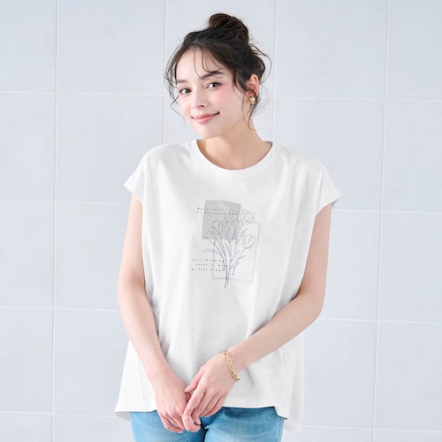 ゆったりきれいシルエットのコットンプリントTシャツ