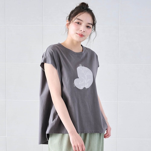 ゆったりきれいシルエットのコットンプリントTシャツ