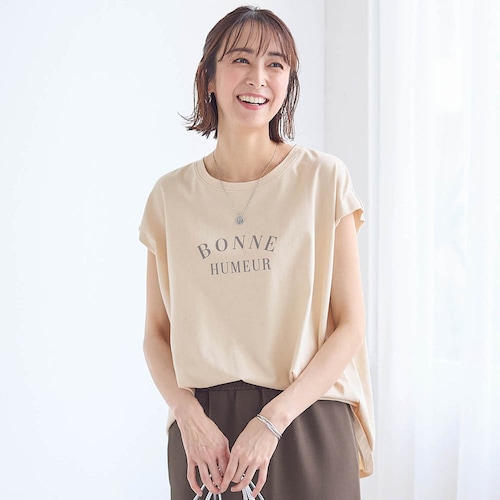 ゆったりきれいシルエットのコットンプリントTシャツ