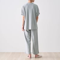 モデル身長168cm／M ※写真は撮影用のため股下+4cmになります。