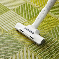 日々のお手入れは織り目に沿って掃除機をかけるか、乾ぶきしてください