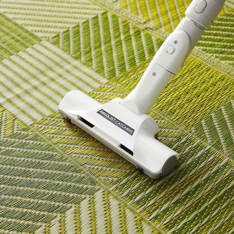 日々のお手入れは織り目に沿って掃除機をかけるか、乾ぶきしてください