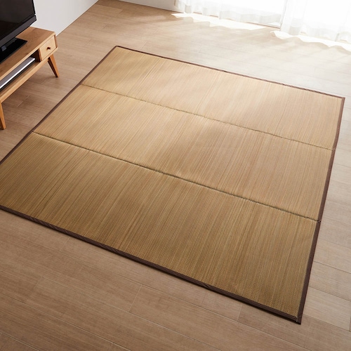 コンパクトにたためる撥水い草ラグ