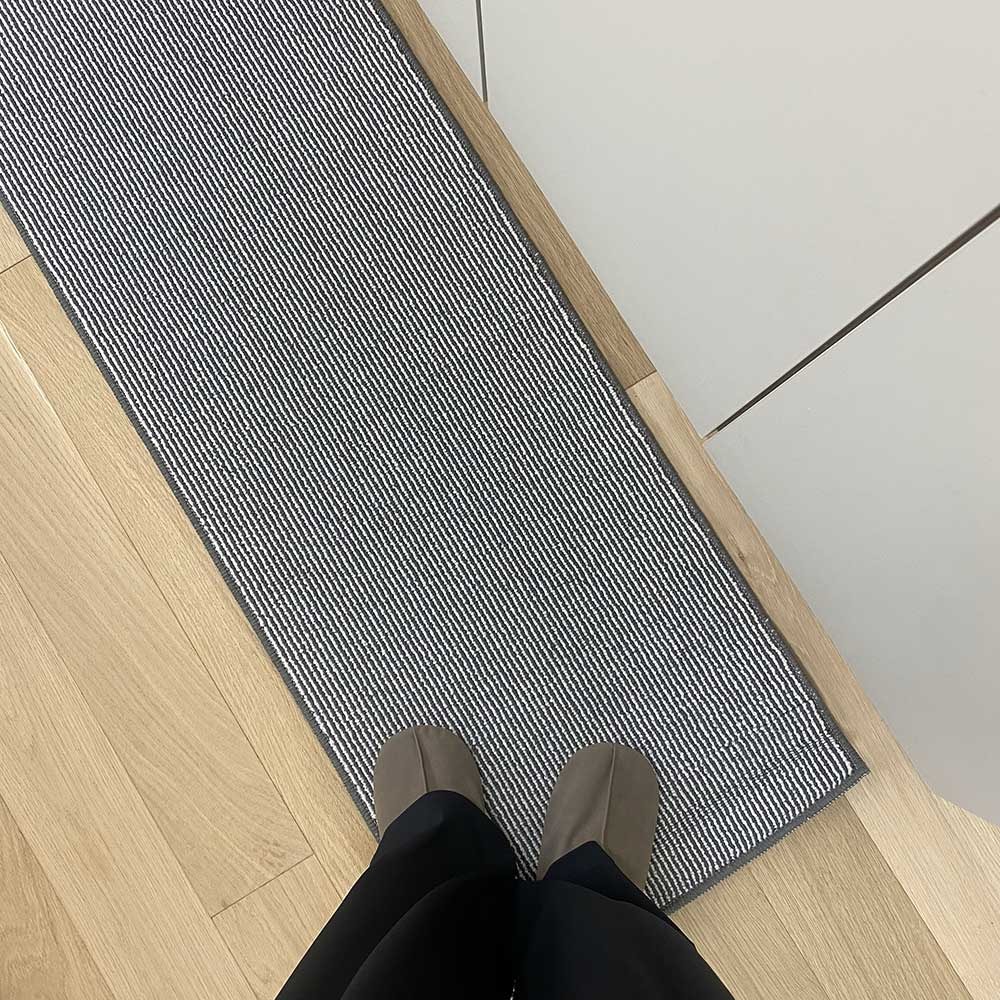 グレー