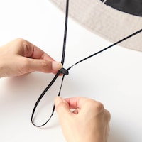 取り外せるあごひも付きで風に飛ばされにくい
