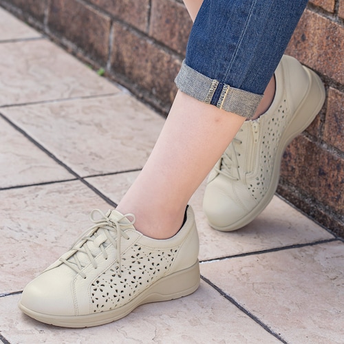 高井さんの靴牛革５Ｅ花柄パンチングシューズ