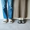 男女ペアで履くのもおすすめ ＜左：アイボリー着用　右：チャコール着用＞