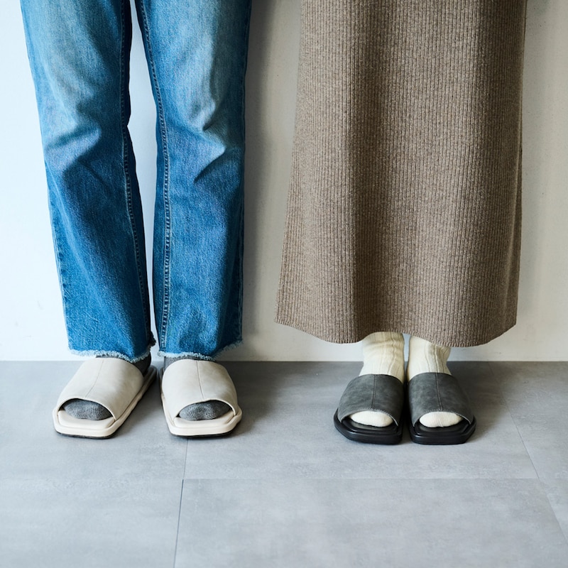 男女ペアで履くのもおすすめ ＜左：アイボリー着用　右：チャコール着用＞