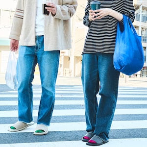 散歩やちょっとした買い物に ＜左：アイボリー着用　右：チャコール着用＞