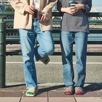 散歩やちょっとした買い物に ＜左：アイボリー着用　右：チャコール着用＞