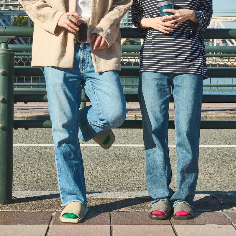 散歩やちょっとした買い物に ＜左：アイボリー着用　右：チャコール着用＞