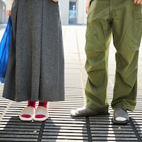 散歩やちょっとした買い物に ＜左：アイボリー着用　手前：チャコール着用＞