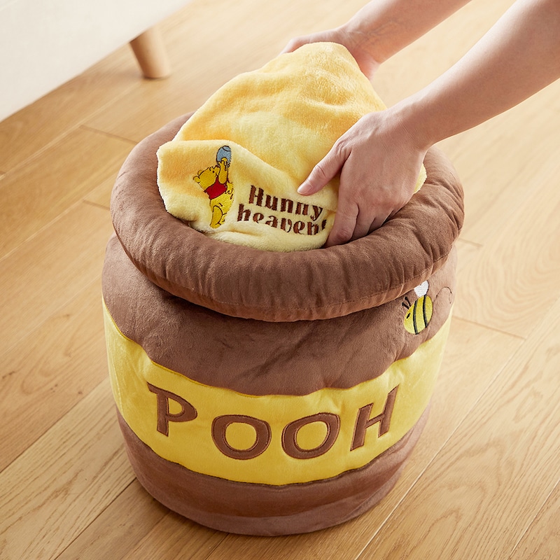 壺形のクッションの中にブランケットを収納できます。