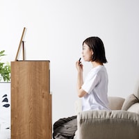 鏡の角度が調整できるのでソファーからでもメイクしやすい