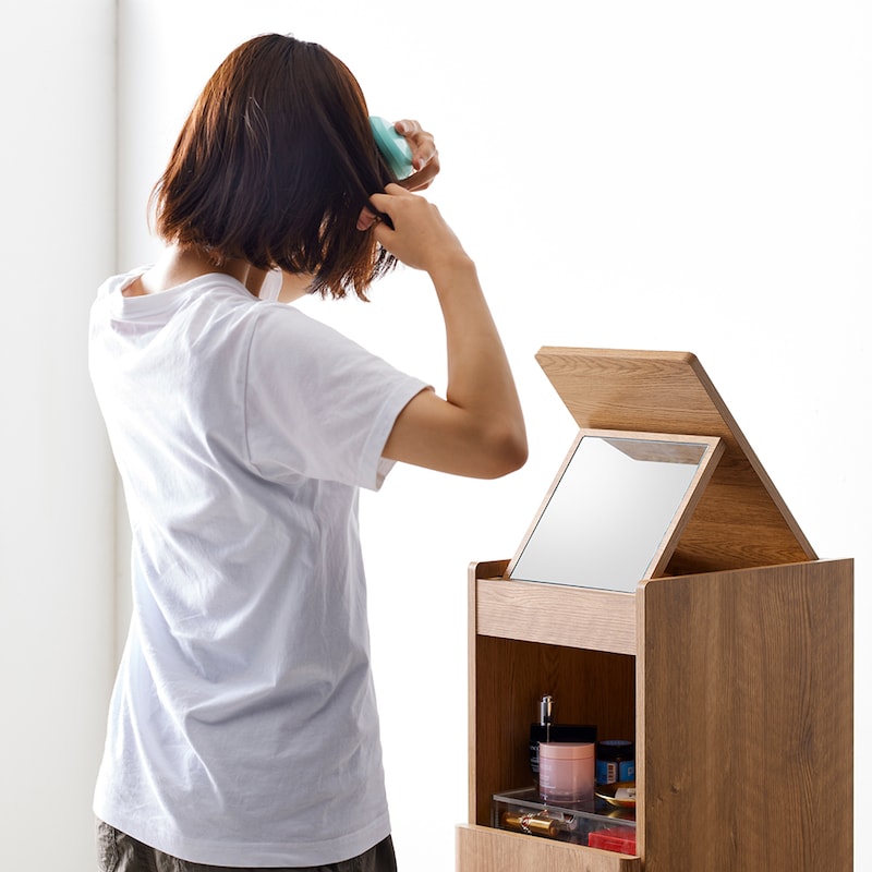 鏡の角度が調整できるので立った状態でも使えます