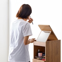 鏡の角度が調整できるので立った状態でも使えます