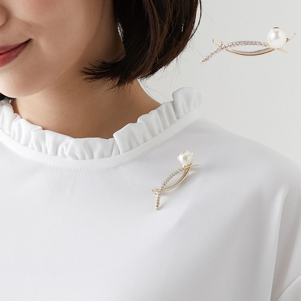 【ベルメゾン】衿元彩るクロスカーブブローチ