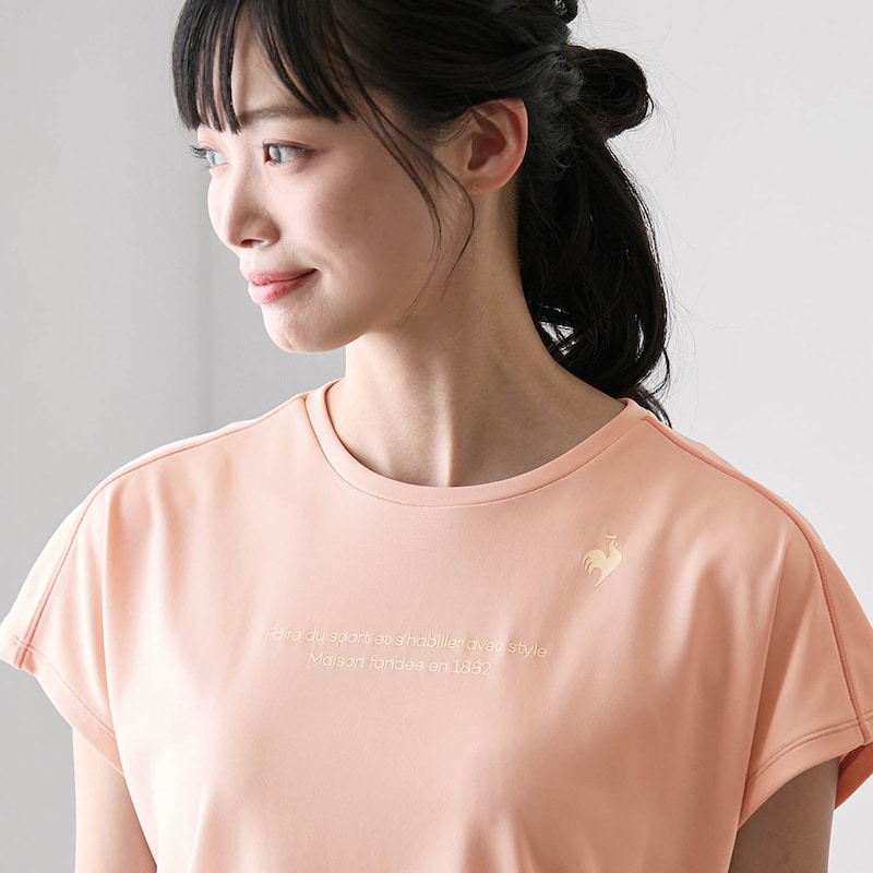 フレンチ袖とやわらかな落ち感がフェミニン
