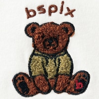 胸元のサガラ刺繍のクマが可愛い